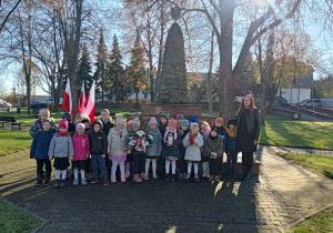 Dzieci pod pomnikiem w Kleszczowie.