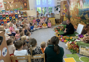 Prowadzący opowiada o życiu mrówek.