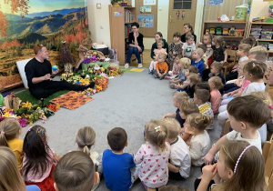 Dzieci słuchają pana prowadzącego zajęcia.