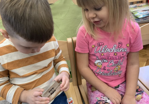 Dzieci oglądają mrówki.