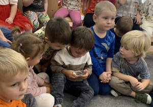 Przedszkolaki oglądają mrówki.