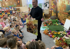 Prowadzący pokazuje ilustracje mrówki.