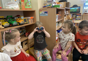 10__Dziewczynka sprawdza za pomocą lupy jak widzą mrówki.