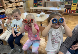 Uśmiechnięte dziewczynki sprawdzają jak widzą mrówki.