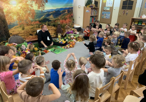 Przedszkolaki słuchaja uważnie opowiadania o mrówkach.