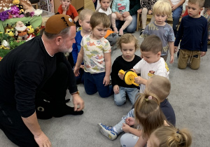 Chłopiec trzyma przyssawki.