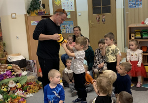 Pan pokazuje przyssawki chłopcu.