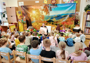 Dzieci słuchają opowiadania o życiu mrówek.