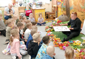 Pan prowadzący pokazuje dzieciom rózne rodzaje mrówek.