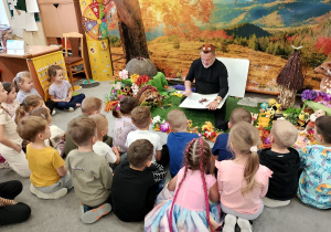 Dzieci oglądają mrówkę.