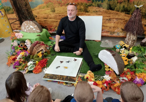 Dzieci oglądają, jak mrówki zdobywają pożywienie.