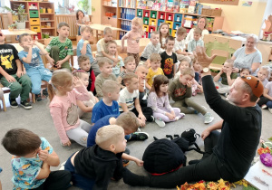 Prowadzący warsztaty opowiada dzieciom, jaką siłę mają mrówki.