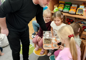 Dzieci oglądają żywe mrówki.