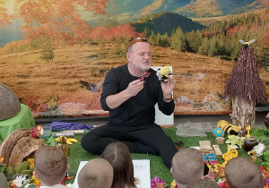 Dzieci poznają zależności mrówek i pszczół, na podstawie pokazu mrówki i maskotki pszczoły.