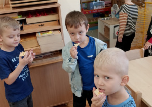 Przedszkolaki słuchają opowiadania prowadzacego zajęcia.