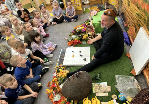 Przedszkolaki słuchają informacji na temat pożywienia mrówek.