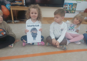 Dziewczynka prezentuje pana Markotka z Wyspy Smutku.