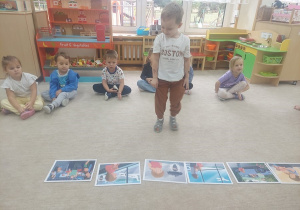 Chłopiec szuka ilustracji do opowiadania.