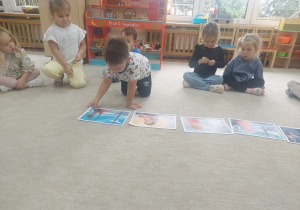 Chłopiec układa chronologicznie obrazki do Wyspy Smutku.