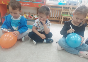 Malowanie na balonie swoich emocji.