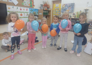 Czterolatki z balonami i ich minami.