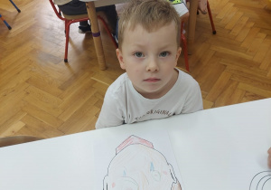 Chłopiec ze swoją pracą.