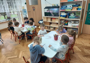 Przedszkolaki podczas wykonywania pracy.