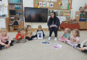 Dzieci słuchają opowiadania z Wyspy Zdziwienia.