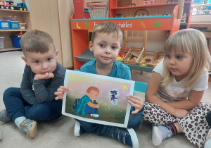 Chłopiec pokazuje pana Łał na obrazku.