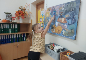 Postać pana Łał zostaje przywieszona na tablicy.