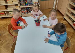 Praca przy stolikach.