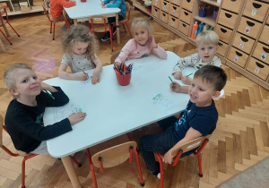 Dzieci doskonalą sprawność manualną.