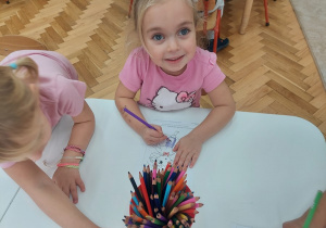 Dziewczynka podczas kolorowania.