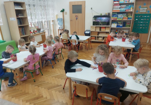 4-latki kolorują Czuciaka z Wyspy Zdziwienia.