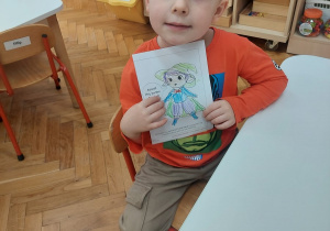 Chłopiec pokazuje pokolorowanego pana Łał.