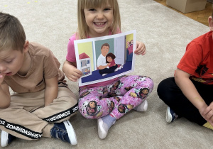 Dziewczynka pokazuje ilustracje.