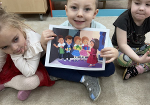 Dzieci słuchają opowiadania o złości.