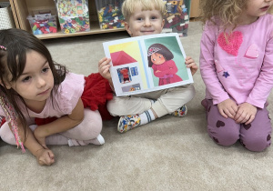 Chłopiec pokazuje obrazek.