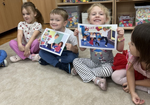 Dzieci z ilustracjami z Wyspy Złości.