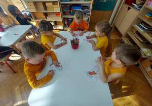 Kropelki kolorują postać Gniewka.