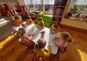 Dzieci kolorują kredkami Czuciaka.