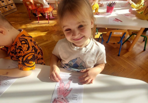 Zadowolona dziewczynka ze swoją pracą.