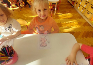 Dziewczynka z postacią Gniewka.