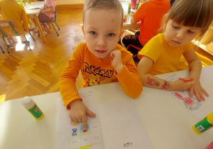 Chłopiec pokazuje miejsce wklejenia Gniewka.