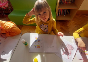 Dziewczynka ze swoim albumem.