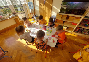 Przedszkolaki podczas pracy.