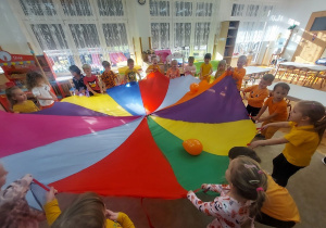 Zabawy z chustą animacyjną.