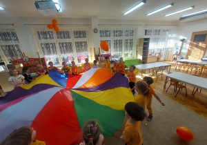 Kropelki z chustą animacyjną i balonami.