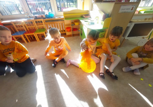 Zabawa w kole z balonami.