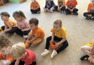 Zabawa z pokazywaniem w grupie 4-latków.